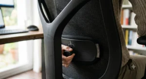 Gros plan sur le dossier d'une chaise de bureau ergonomique montrant le soutien lombaire ajustable pour soulager le dos