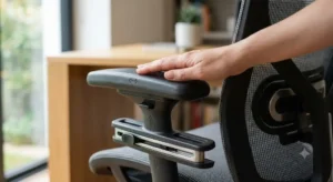 Braccioli regolabili multidirezionali di una sedia ergonomica mesh per il corretto appoggio delle braccia.