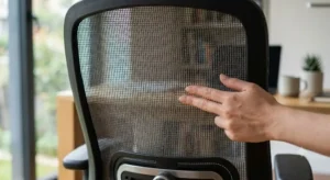 Particolare del tessuto a rete ad alta densita dello schienale di una sedia ergonomica mesh. 