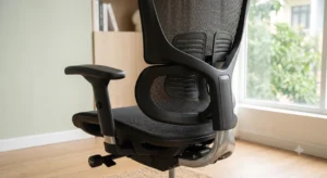 Détail du système de support lombaire auto-adaptatif sur le siège Sihoo Doro C300. 