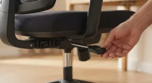 Dettaglio delle leve di regolazione in altezza della sedia ergonomica economica