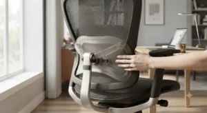 Primo piano del supporto lombare flessibile di una sedia SIHOO per il massimo comfort